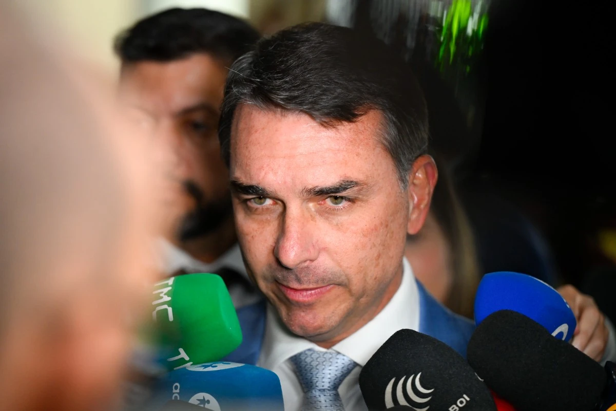 Em meio à crise do caso Master, Flávio fala em "propósito de Deus"