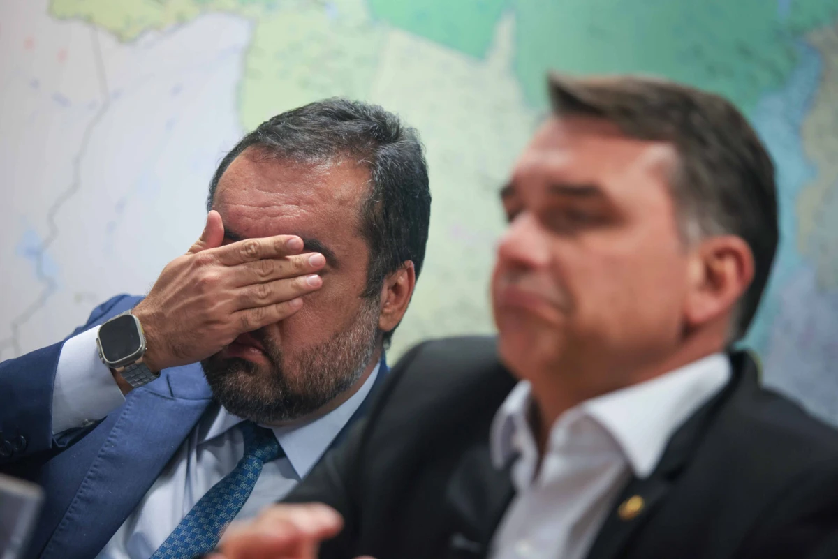 Flávio recebe conselho após operação da PF contra Cláudio Castro
