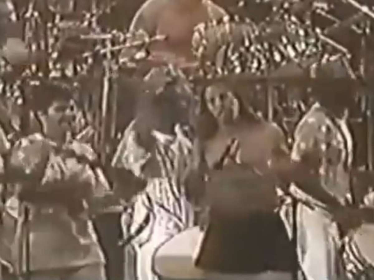 O dia em que o Red Hot Chili Peppers tocou com uma Escola de Samba no Brasil