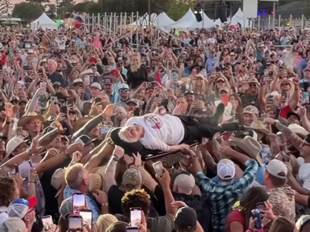 Sensacional: idosa de 99 anos se torna a pessoa mais velha a fazer crowd surfing e entra para o Guinness Book