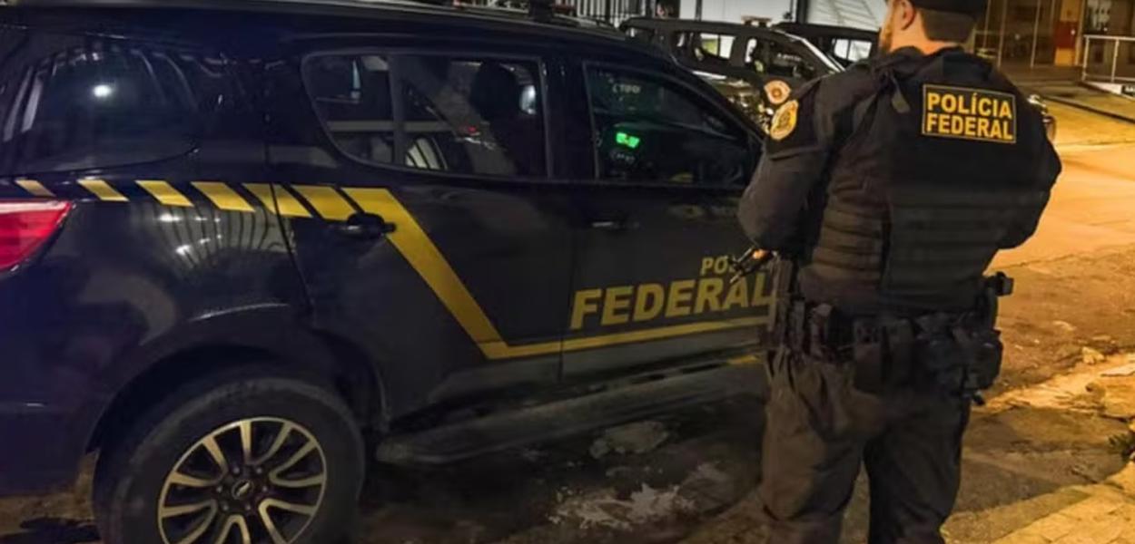 Homem de negócios sentado em frente a um computador com uma expressão preocupada.