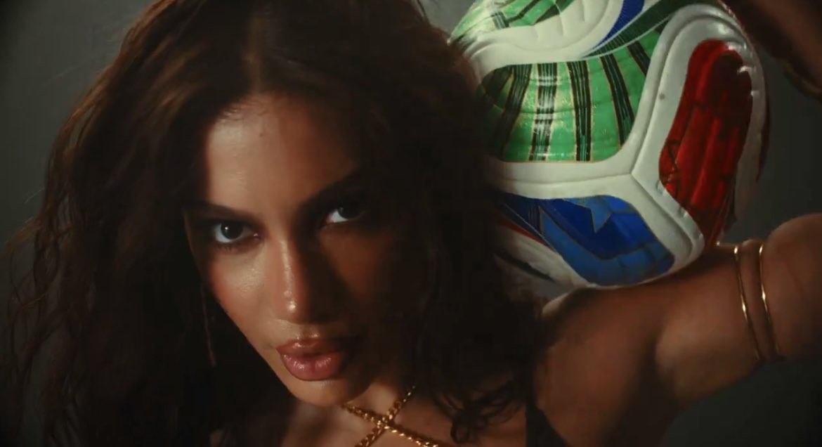 Anitta anuncia música da Copa do Mundo com Lisa, do Blackpink, e o cantor nigeriano Rema