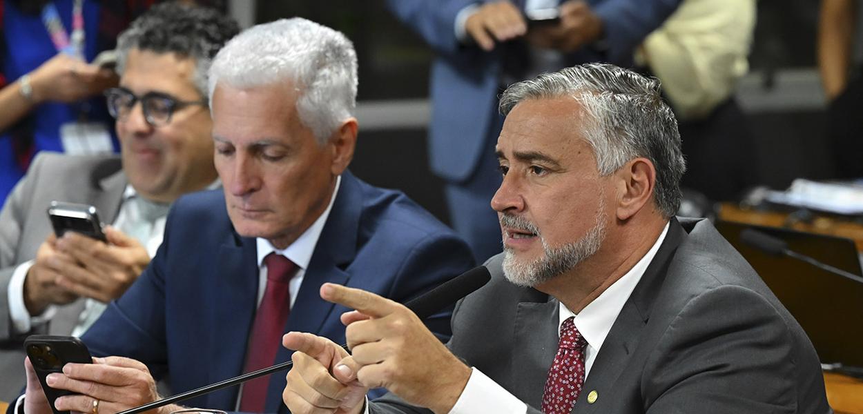 Pimenta aconselha aliados de Flávio Bolsonaro: "saltem fora logo, porque ele vai para a cadeia" (vídeo)