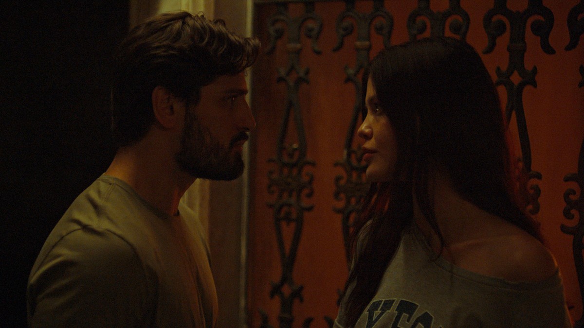Casal na vida real, Vitória Strada e Daniel Rocha protagonizam o suspense ‘Covil’