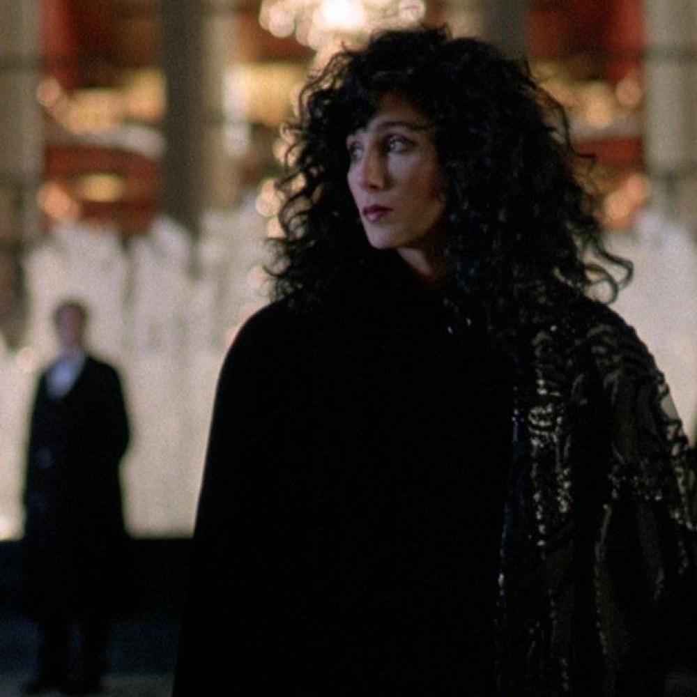 Cher no cinema, celebridade em cena icônica de um filme clássico.
