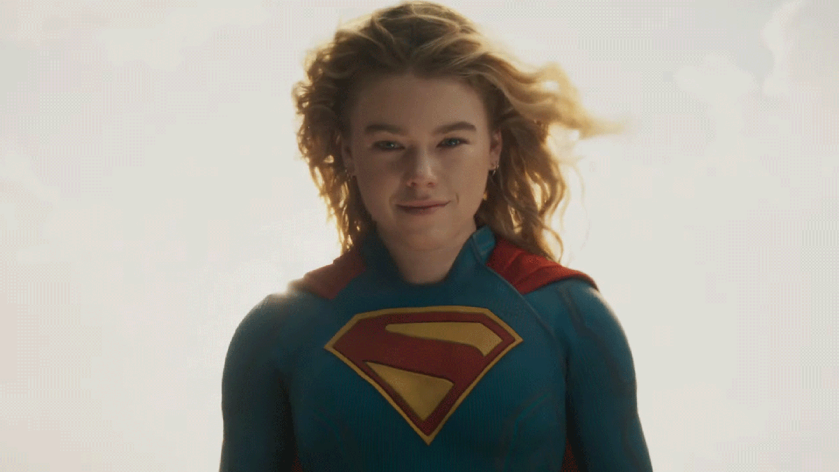 Supergirl é confirmada como parte importante do futuro do Universo DC em cena de notícia jornalística.