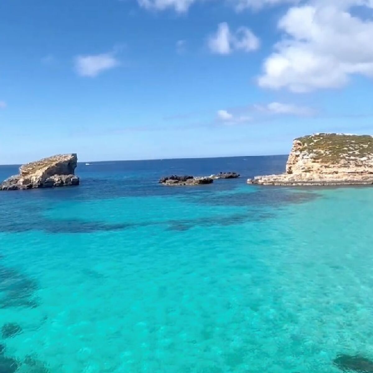 Ilhas misteriosas com praias paradisíacas e ruínas antigas ao fundo.