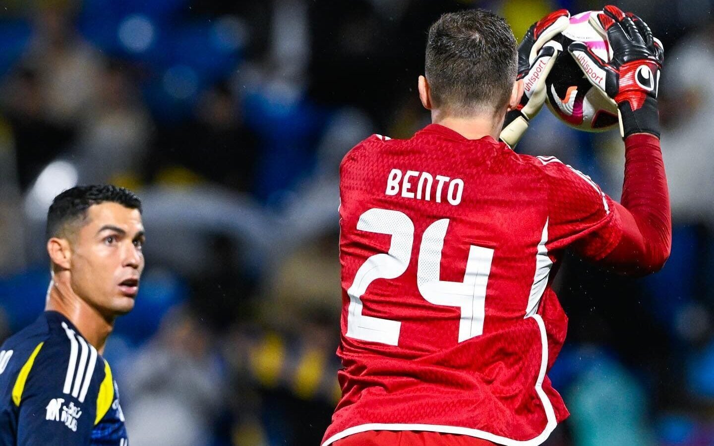Jogador e treinador compartilham um momento de celebração após conquista do título.