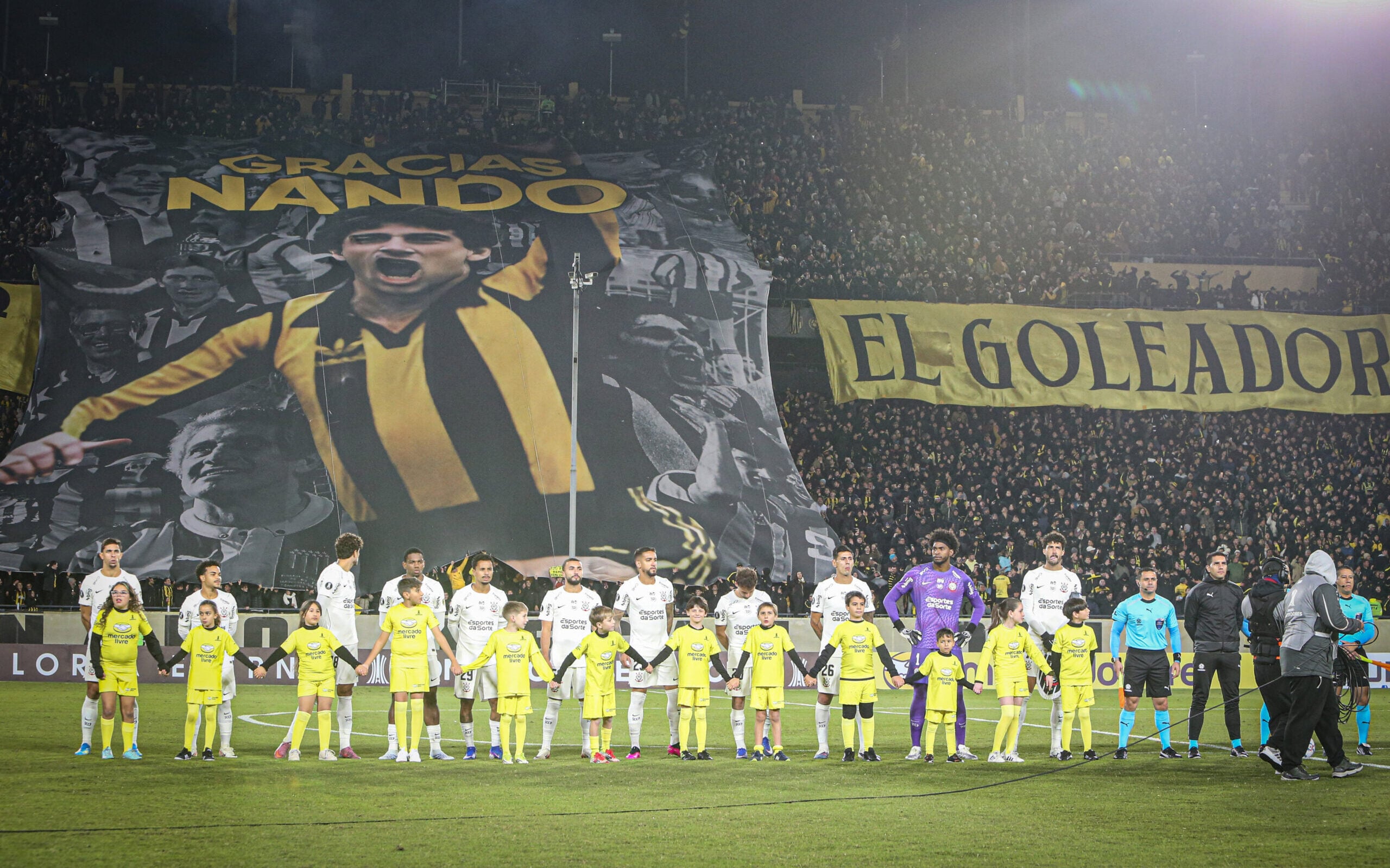 Corinthians x Peñarol termina em confusão e confronto com a polícia no Uruguai