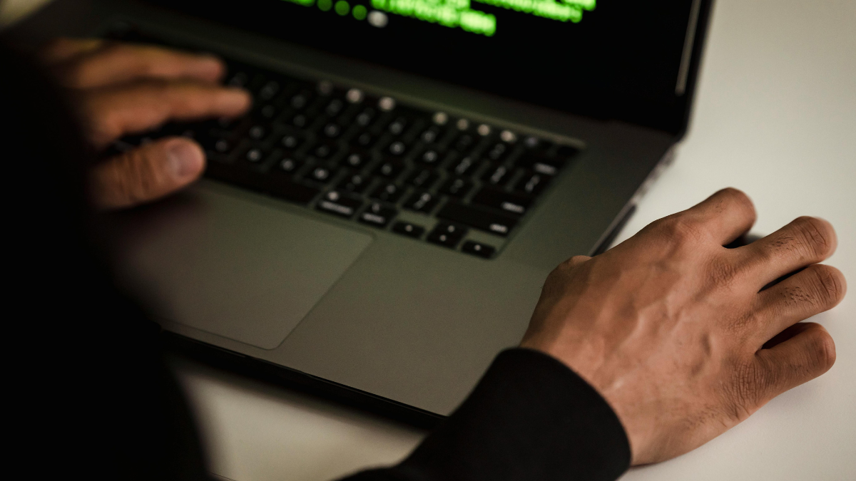 4chan abriga grupos que geram deepfakes de mulheres em massa e sem consentimento