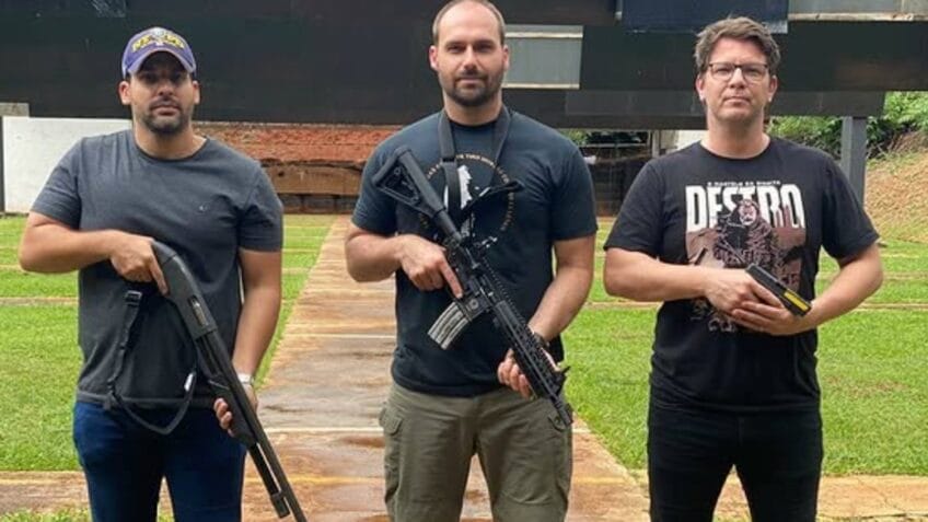 Homem de negócios sentado em uma sala luxuosa, com fundo de mansão no Texas.