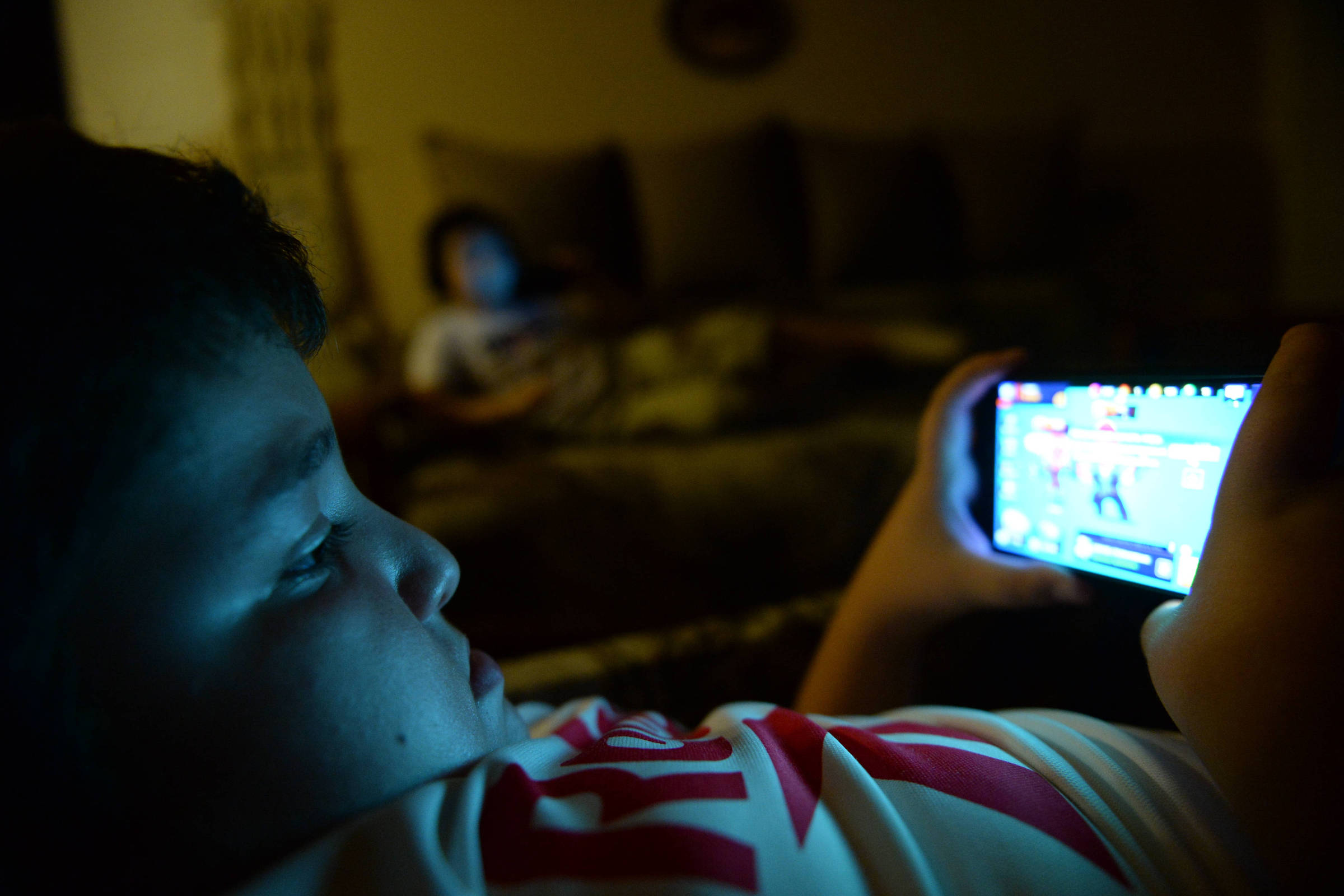 Metade dos adolescentes nos EUA usa celular de madrugada em dias de aula, diz estudo