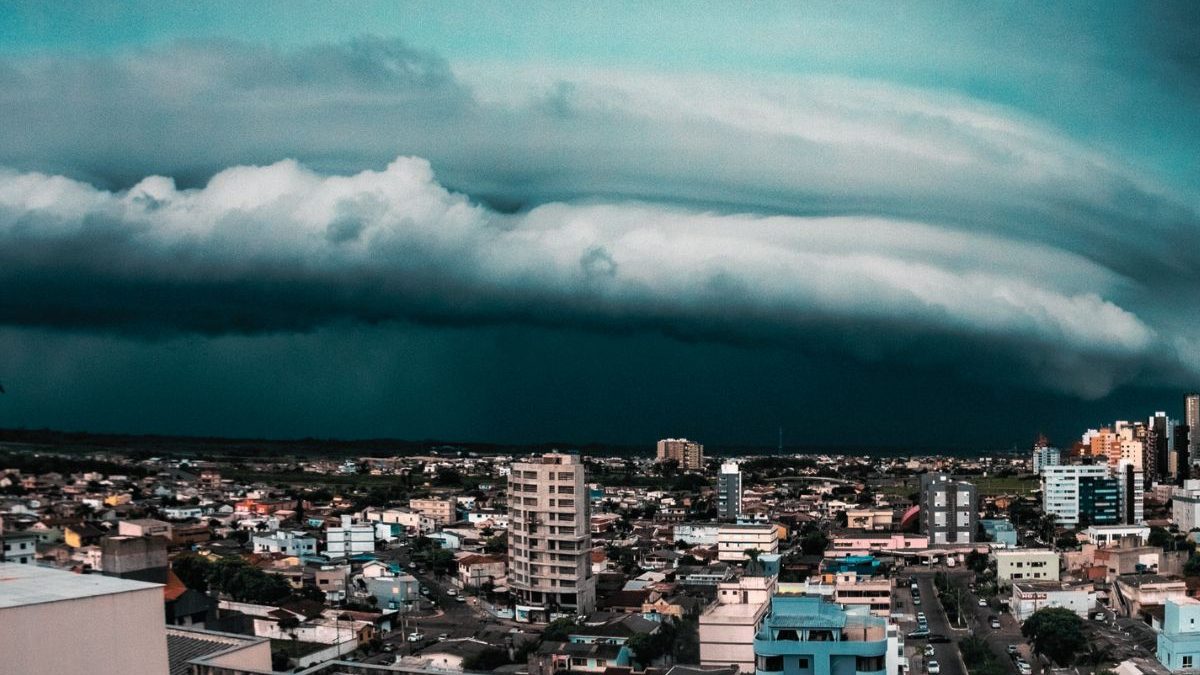 Nova frente fria provoca tempestades e ventos de 100 km/h