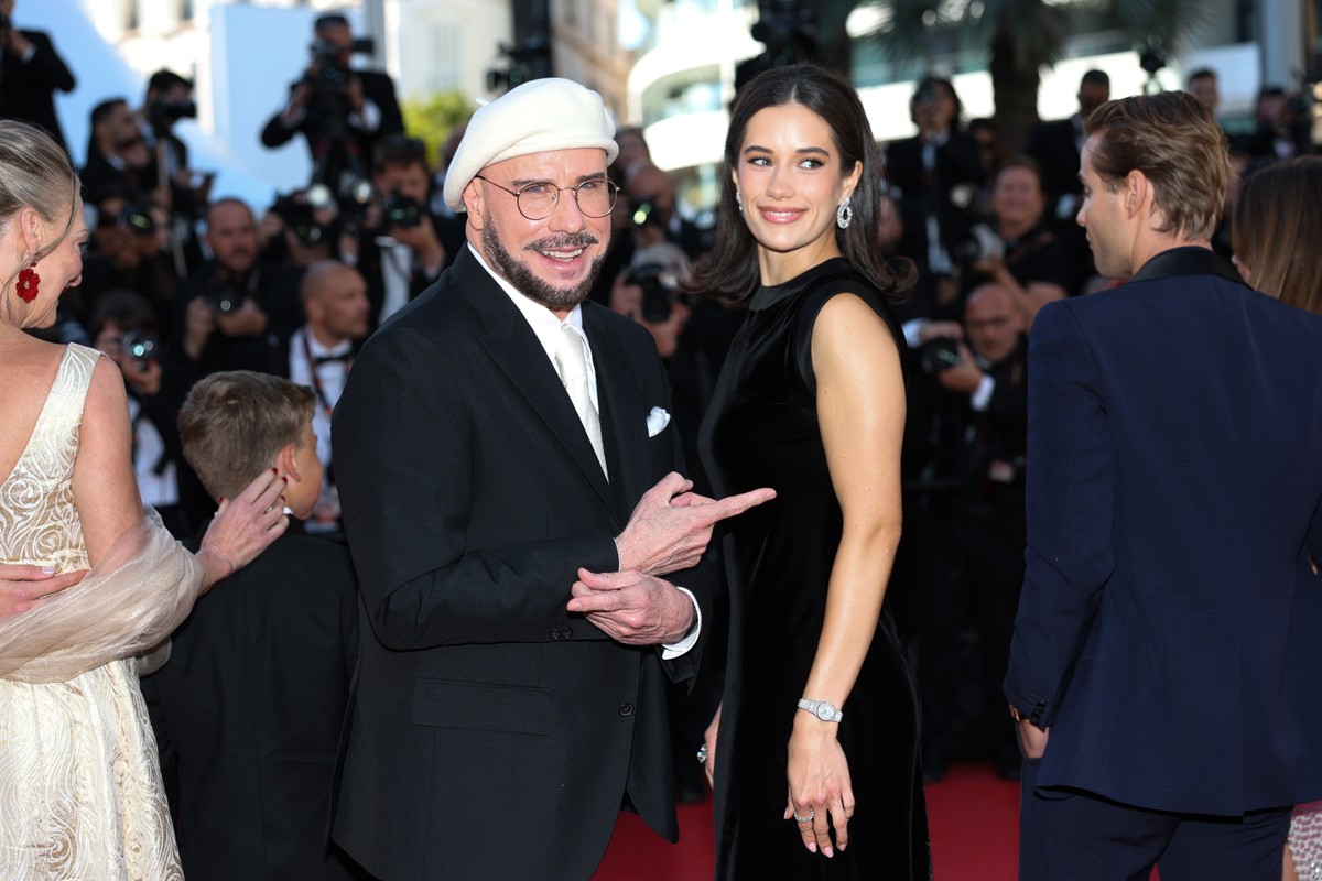 Ella Bleu Travolta revela apoio incondicional dos pais à sua carreira artística