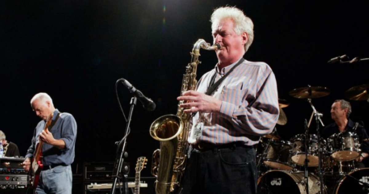 Morre Dick Parry, saxofonista histórico do Pink Floyd, aos 83 anos