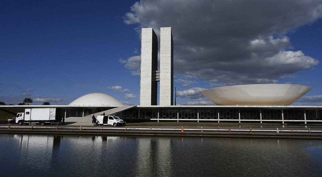 Congresso libera compra de votos e governo que ajudou posa de inocente