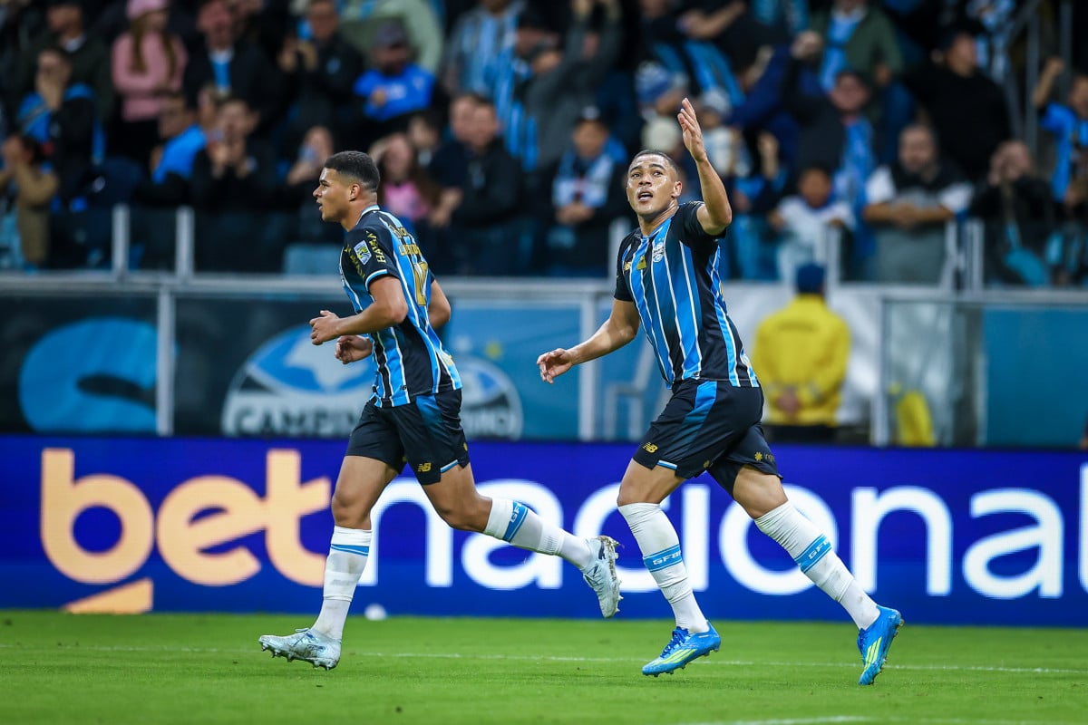 Em jogo movimentado, Grêmio vence o Santos de virada e respira no Brasileirão