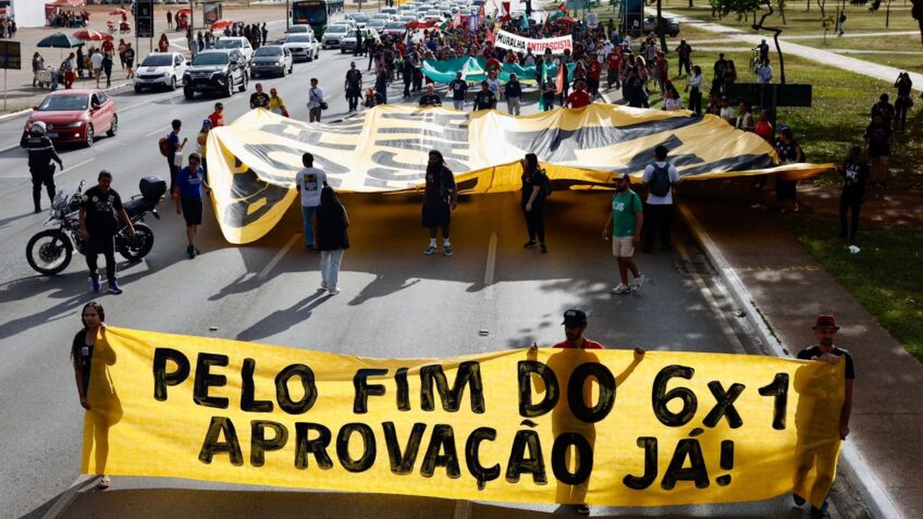 Ato pelo fim da escala 6 X 1 reúne cerca de 200 pessoas em Brasília