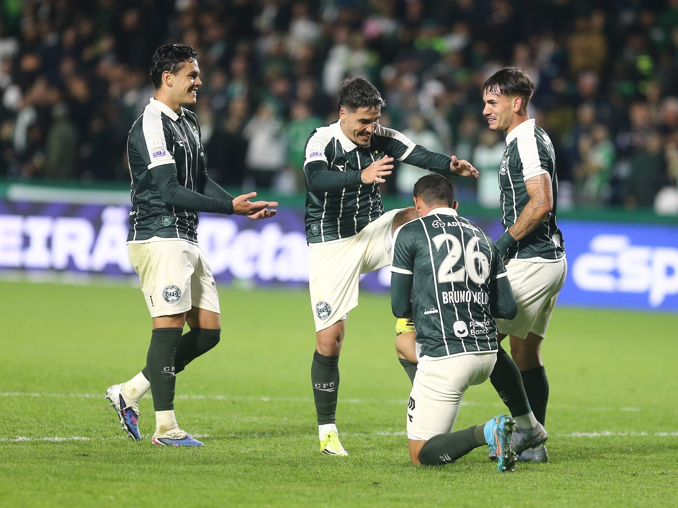 Coritiba vence o Bahia de virada e afunda time de Rogério Ceni em crise