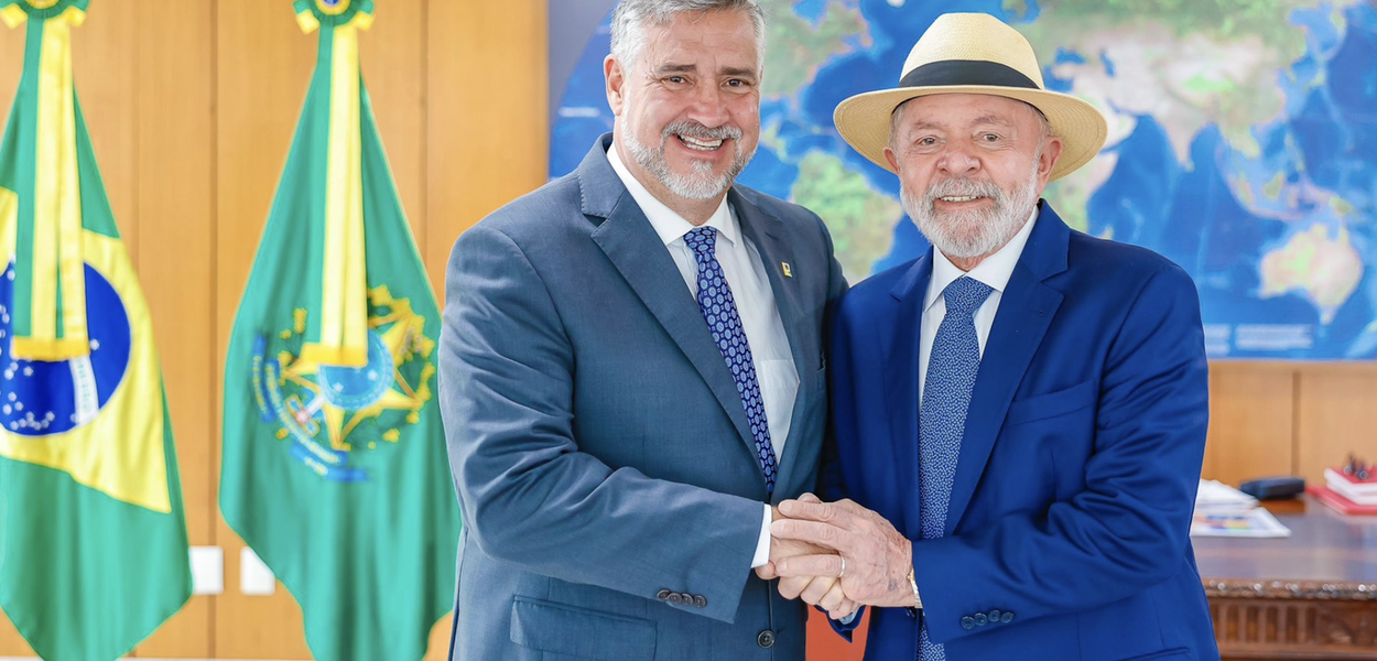 Deputado Paulo Pimenta em plenário, com expressão de ironia e descontentamento.