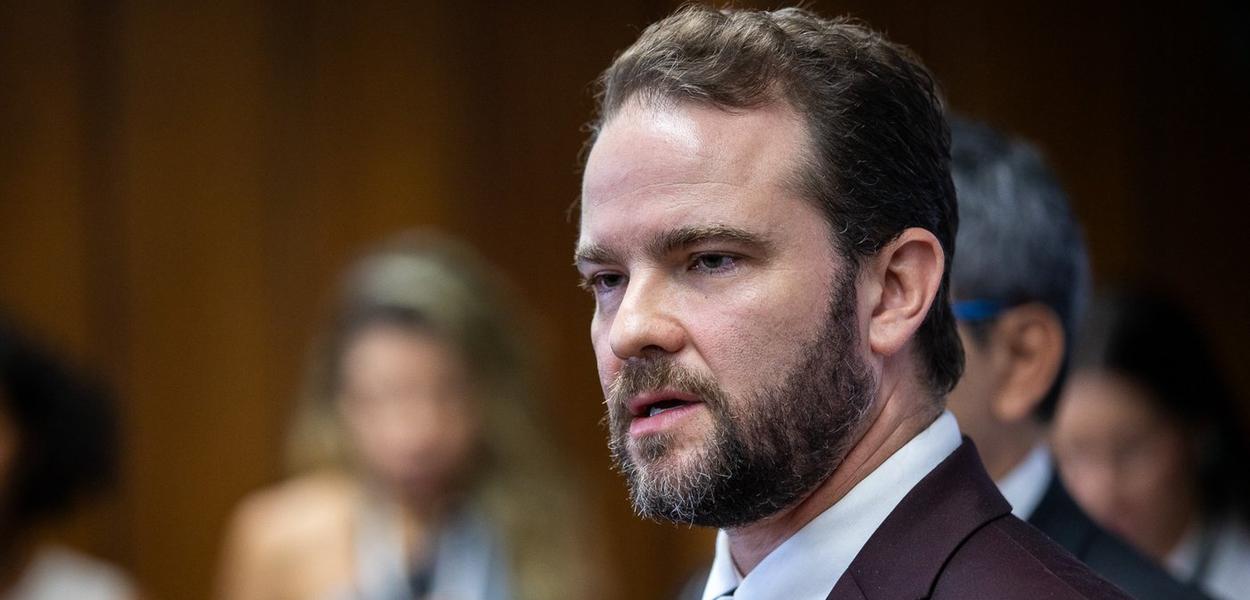 Político Durigan defende resgate do BRB e destaca evitação de rombo financeiro.