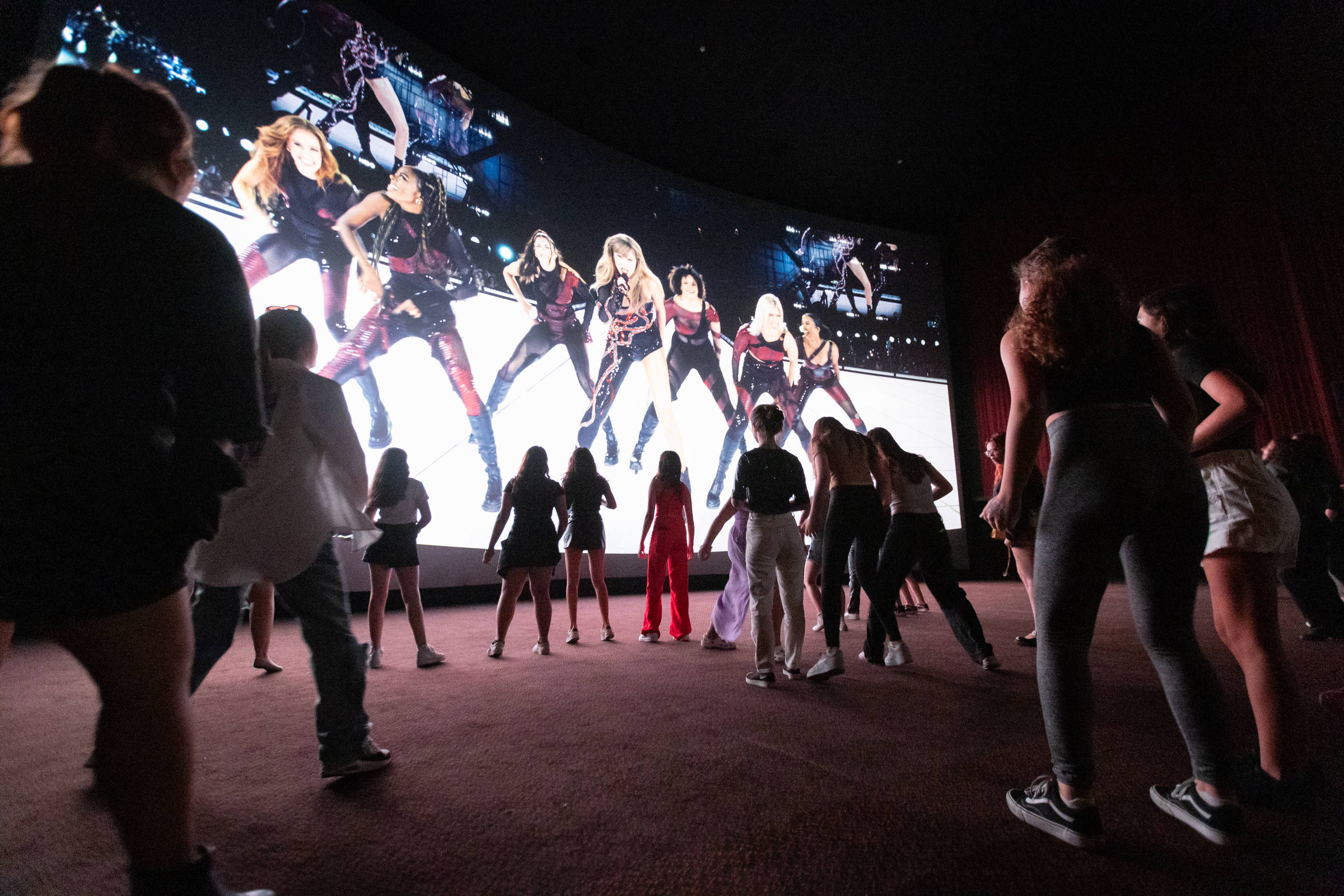 Cinemas trocam silêncio por cantoria, com show de Billie Eilish, para vender ingressos