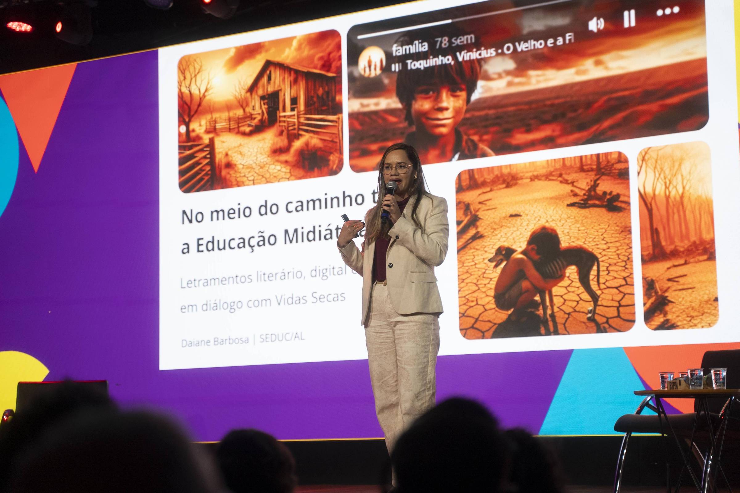 Alunos aprendem sobre literatura e inteligência artificial em ambiente escolar inovador.