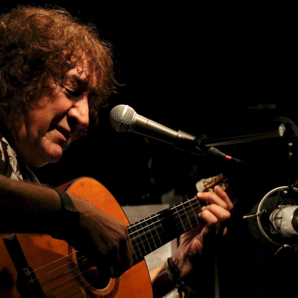 Artistas da Clube da Esquina se apresentam ao vivo em Belo Horizonte.