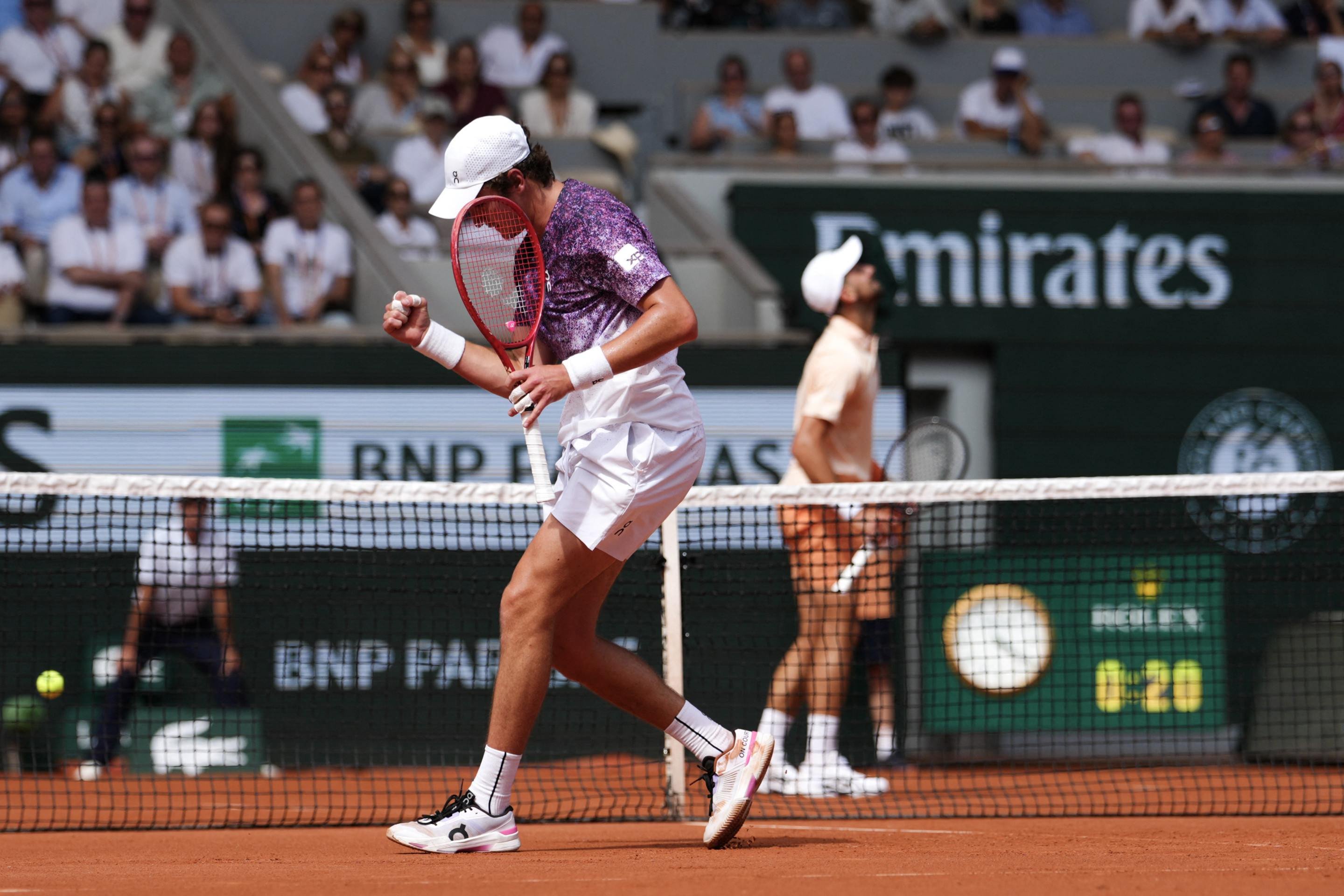 João Fonseca faz história e vence Djokovic em Roland Garros