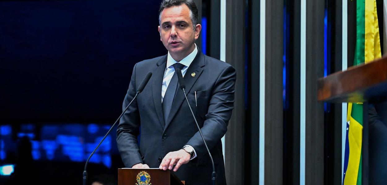O ex-deputado Pacheco anuncia o fim de sua carreira política em conferência de imprensa.