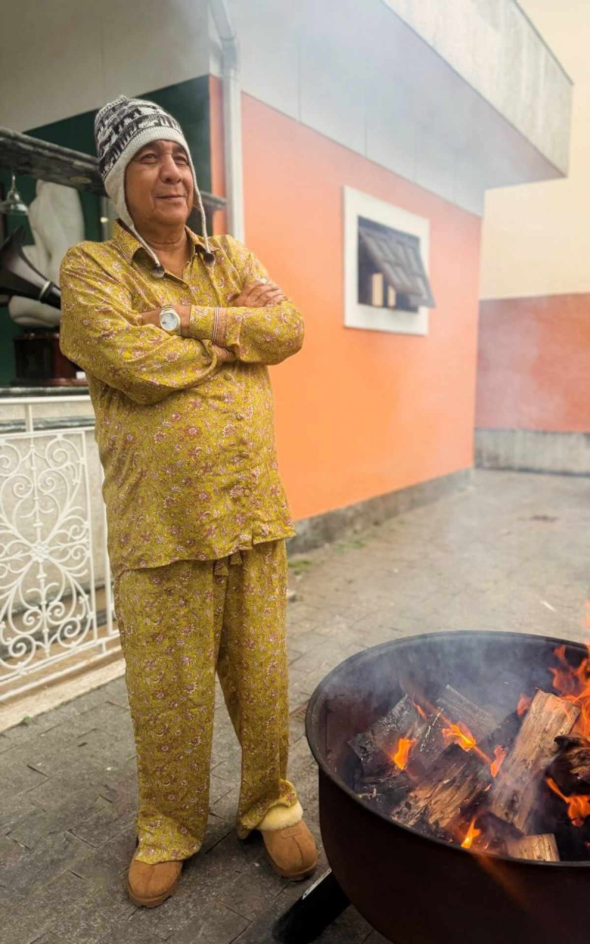 Zeca Pagodinho surge de 'pijama fashion' para encarar frio no Rio