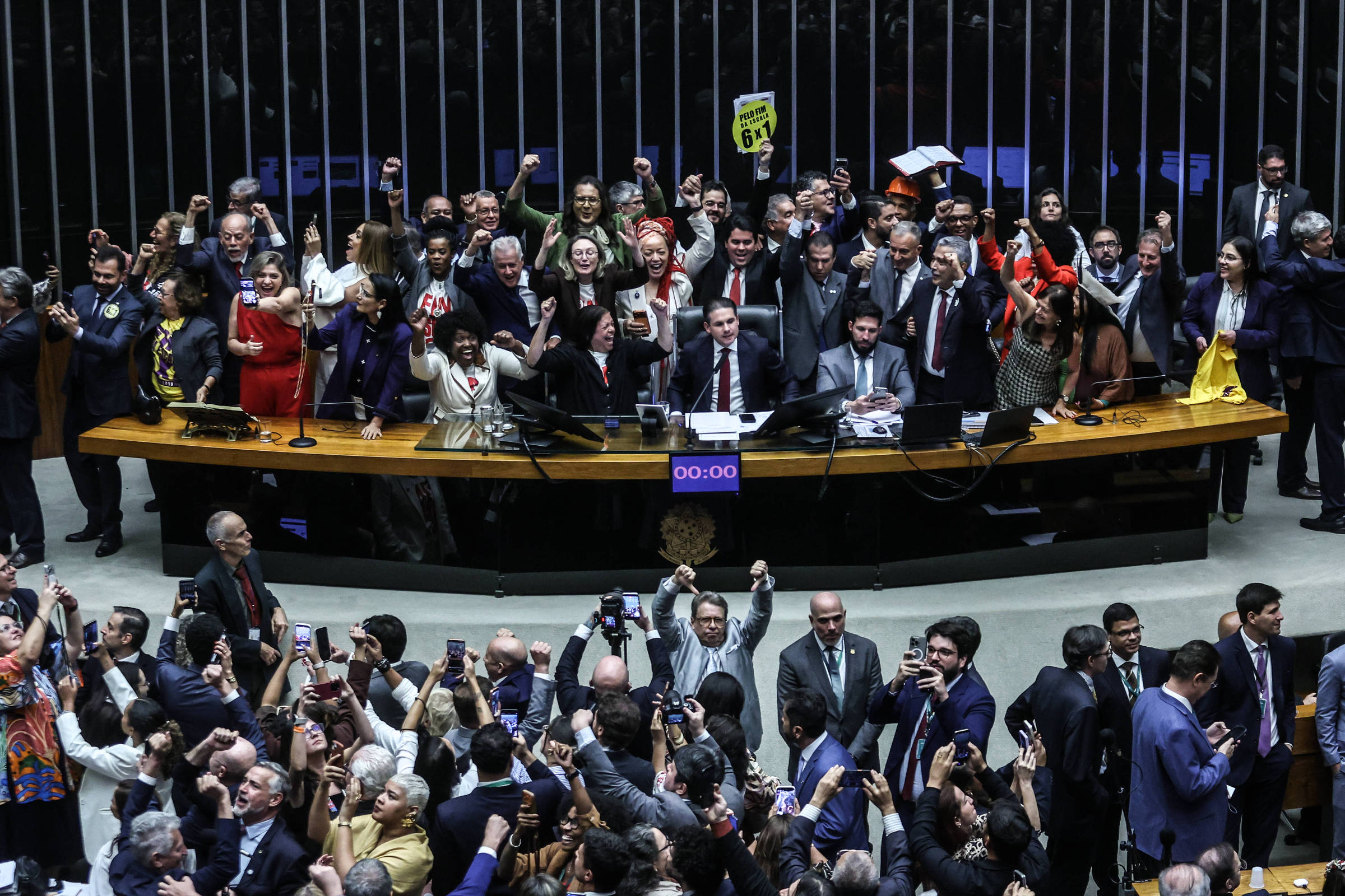 Fim da escala 6x1 põe Brasil na marcha a ré