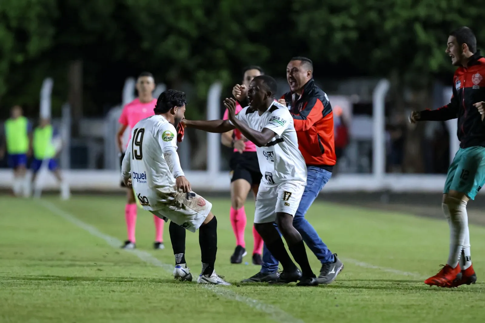 Jogo de futebol entre Santa Fé e José Bonifácio em uma arena lotada.