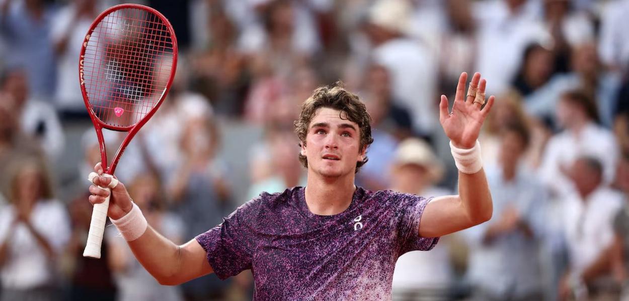Mundo do tênis exalta João Fonseca após triunfo épico contra Djokovic em Roland Garros