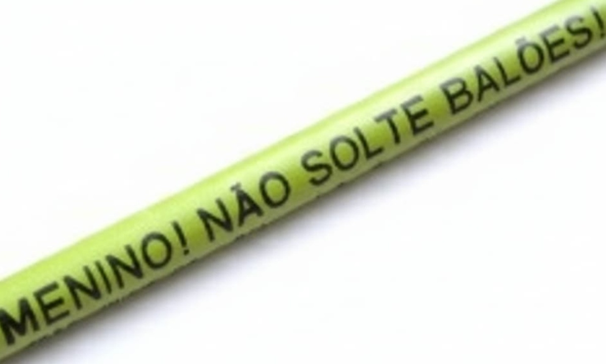 As juninas têm começado em maio. E aqui na Memória também. O cronista traça um perfil das festas. Onde não faltam elementos bem locais. Lápis, aqueles lápis...