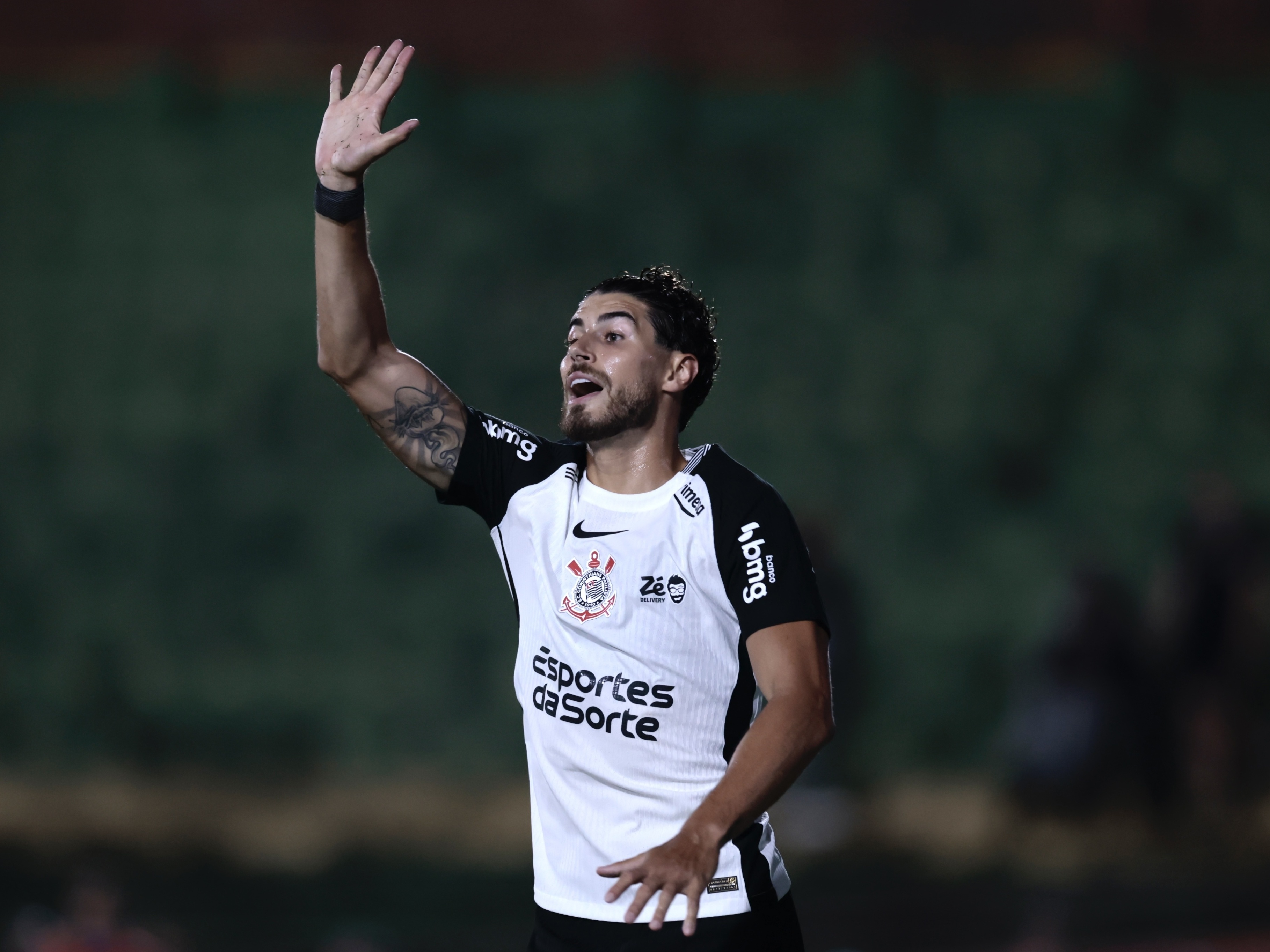 Corinthians enfrenta o Grêmio de olho em limite de jogos e folha salarial