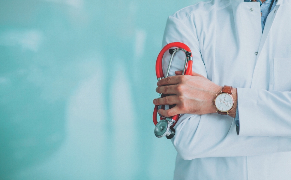 Dois casos de exercício ilegal da medicina chegam à Justiça todo dia, diz CFM