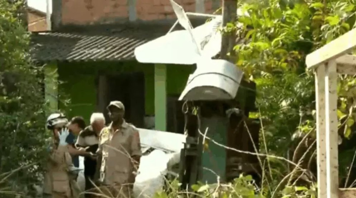 Avião de pequeno porte cai sobre área residencial em Nova Iguaçu e deixa um morto