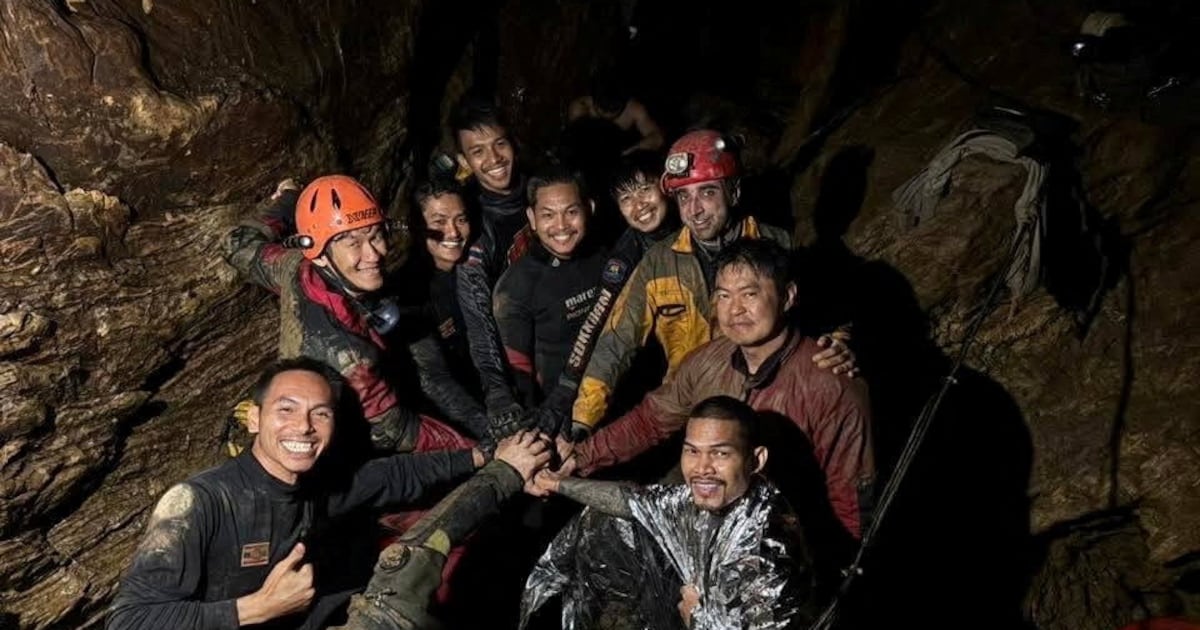 Grupos de pessoas emergem sozinhas de uma caverna no Laos após 10 dias de confinamento.