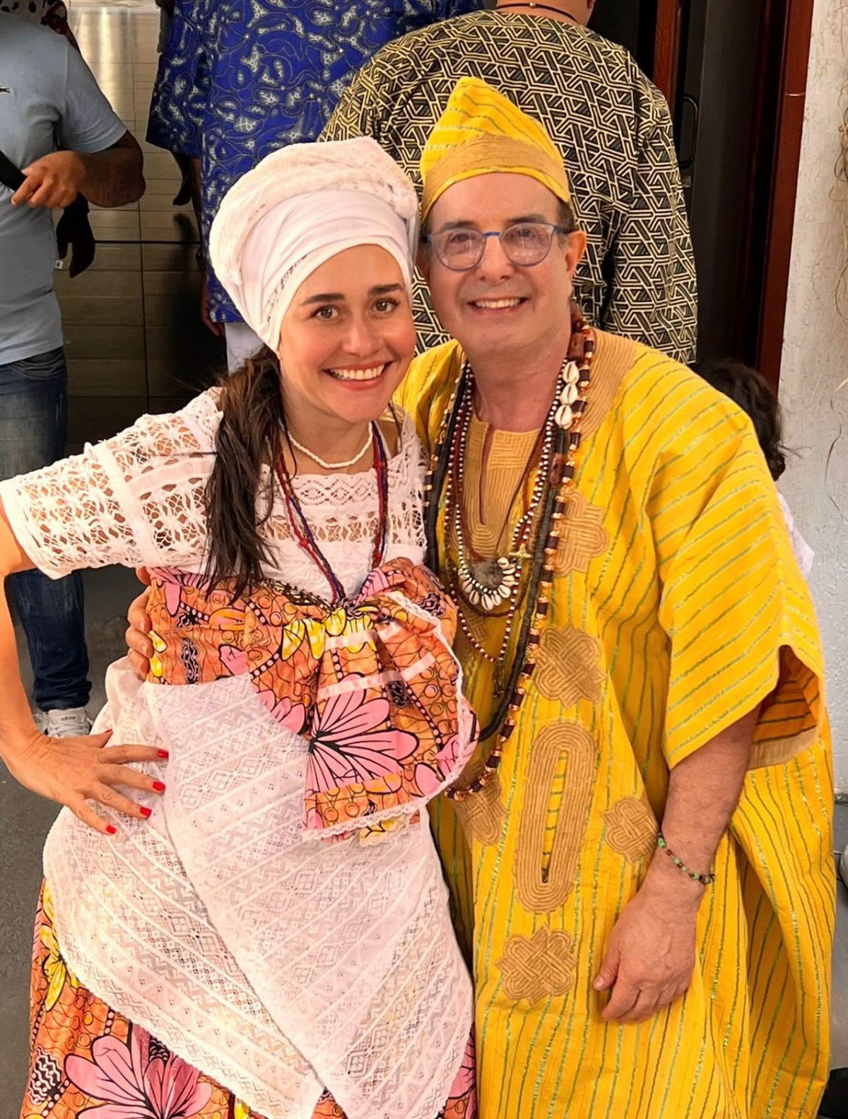 Em Salvador, Alessandra Negrini visita terreiro de candomblé e usa roupa tradicional