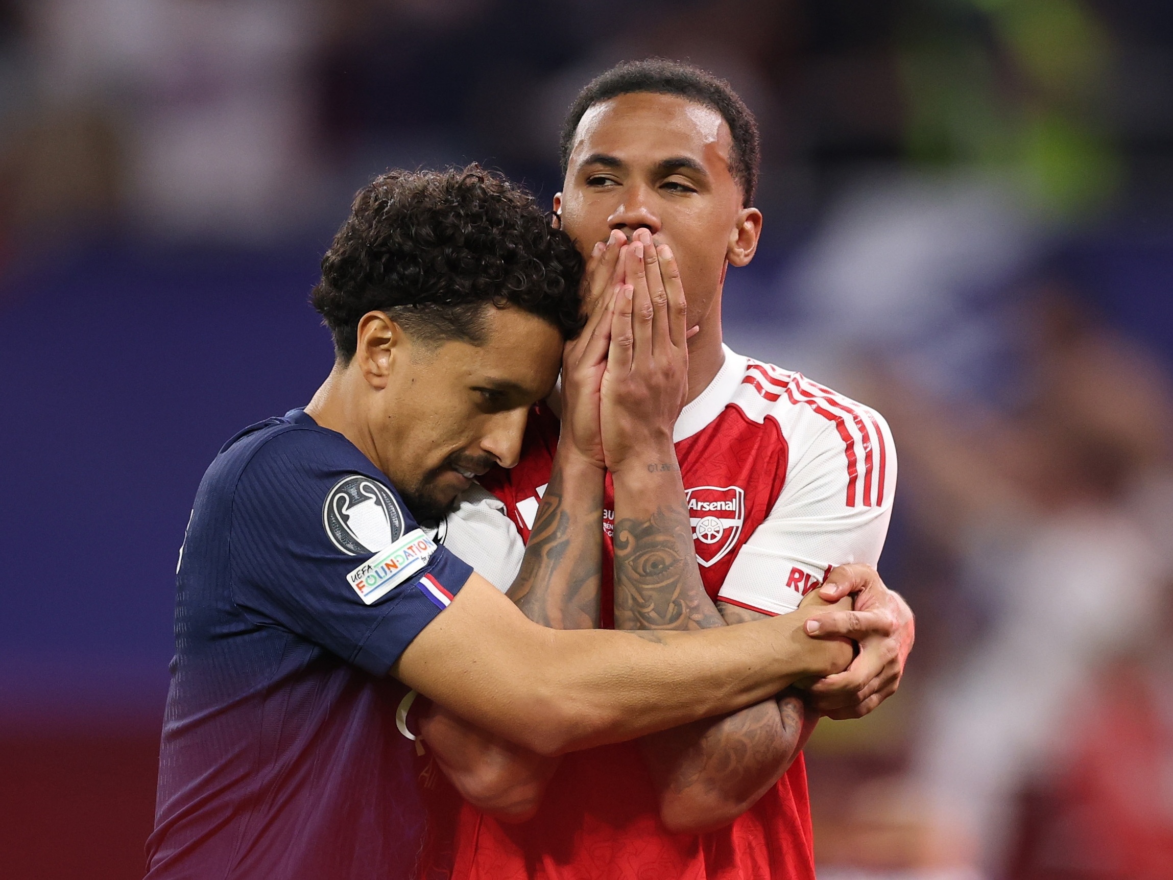 Companheiros de seleção, Marquinhos consola Magalhães após pênalti perdido