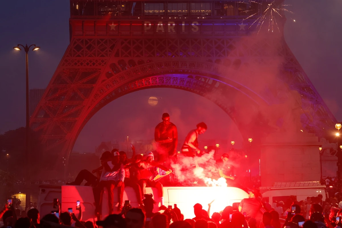 Torcedores do PSG são presos após confusão em festa do título da Champions