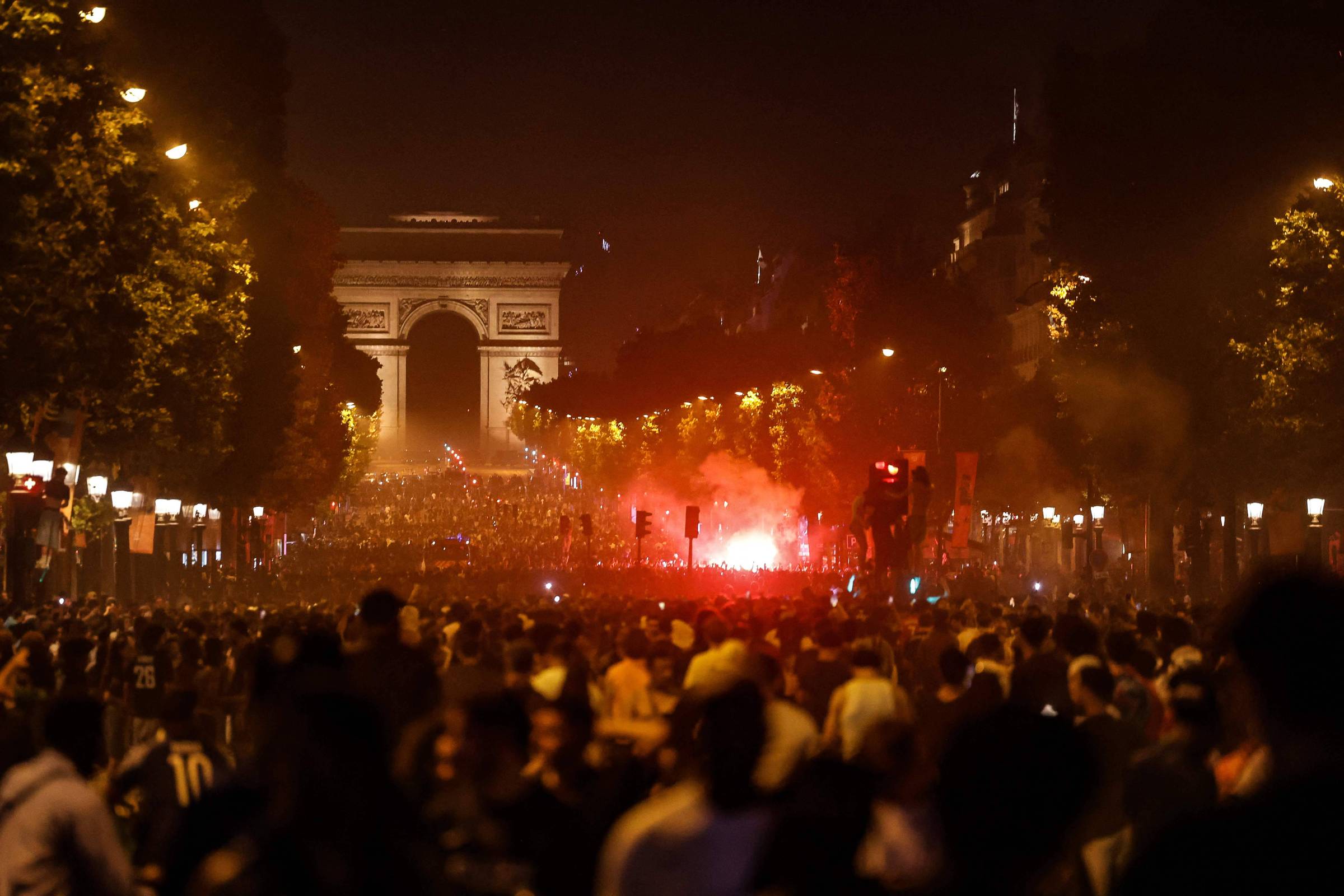 Paris prende 283 em confrontos na festa do PSG