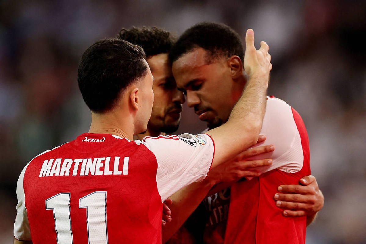 Marquinhos consola Magalhães e celebra a conquista da Champions League com expressão de ética.