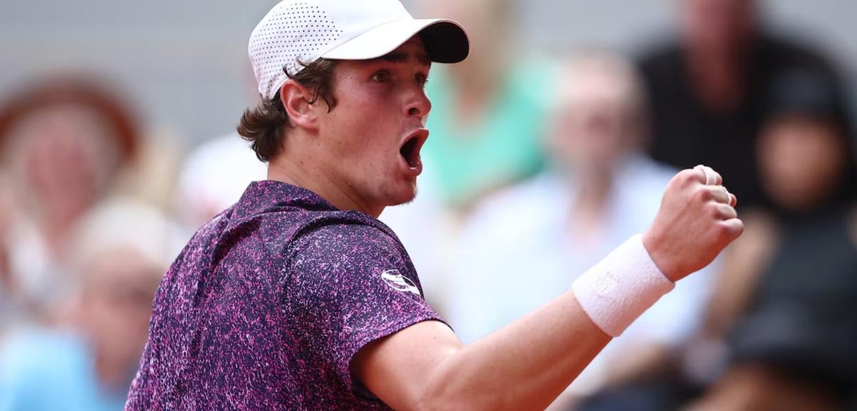 João Fonseca em ação no Roland Garros, após vitória histórica sobre Djokovic.