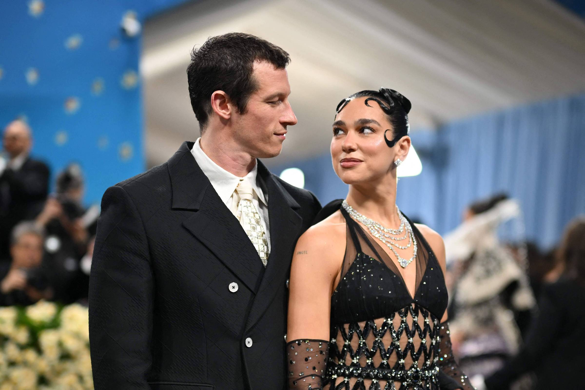 Dua Lipa se casa com o ator Callum Turner em Londres
