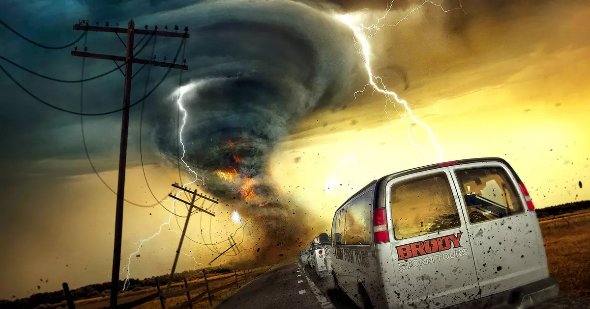 Jornalista em frente a tela de TV mostrando um filme inspirado em Twister na Globo.