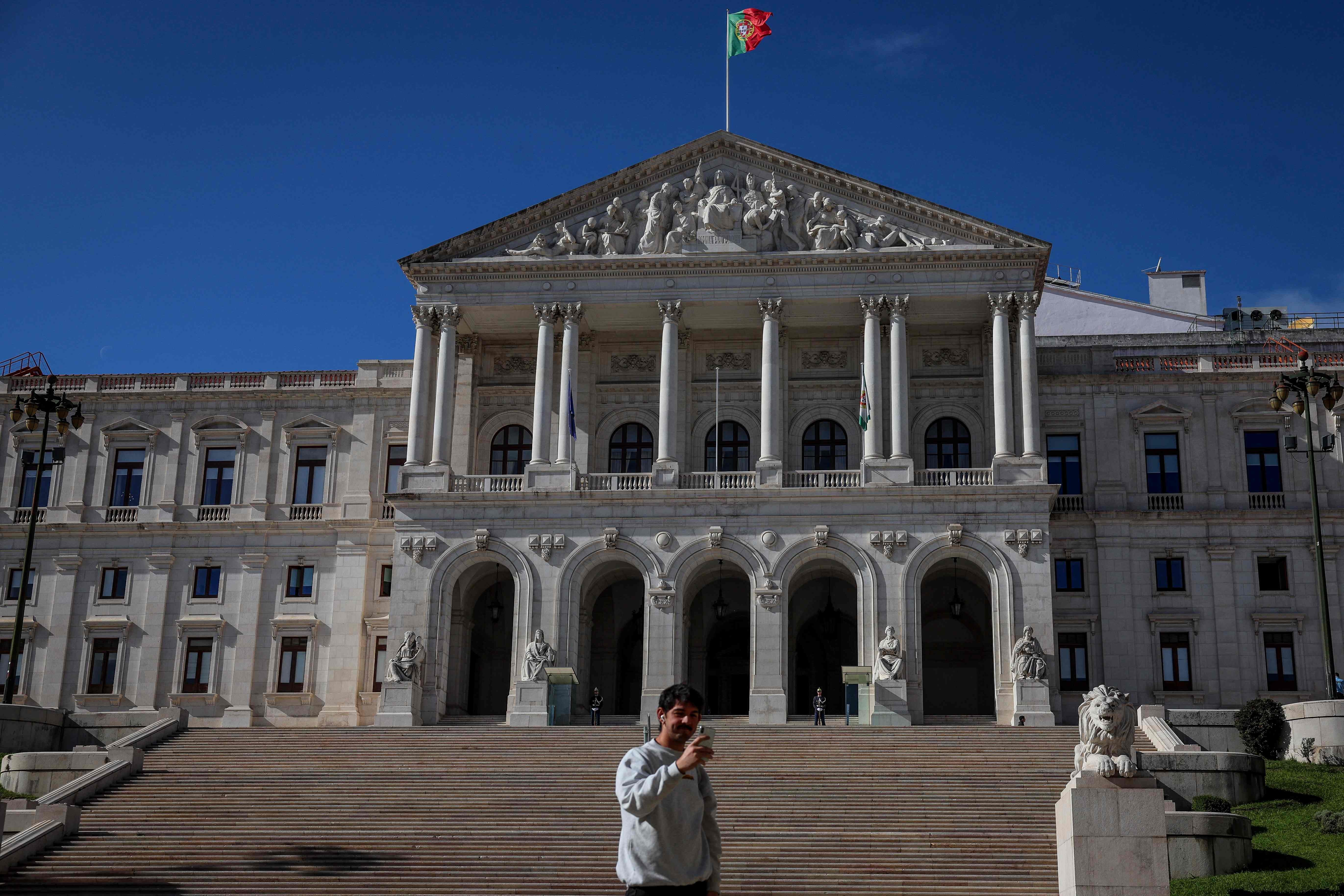 Brasileiros pedem ao Parlamento regra de transição para tirar cidadania em Portugal