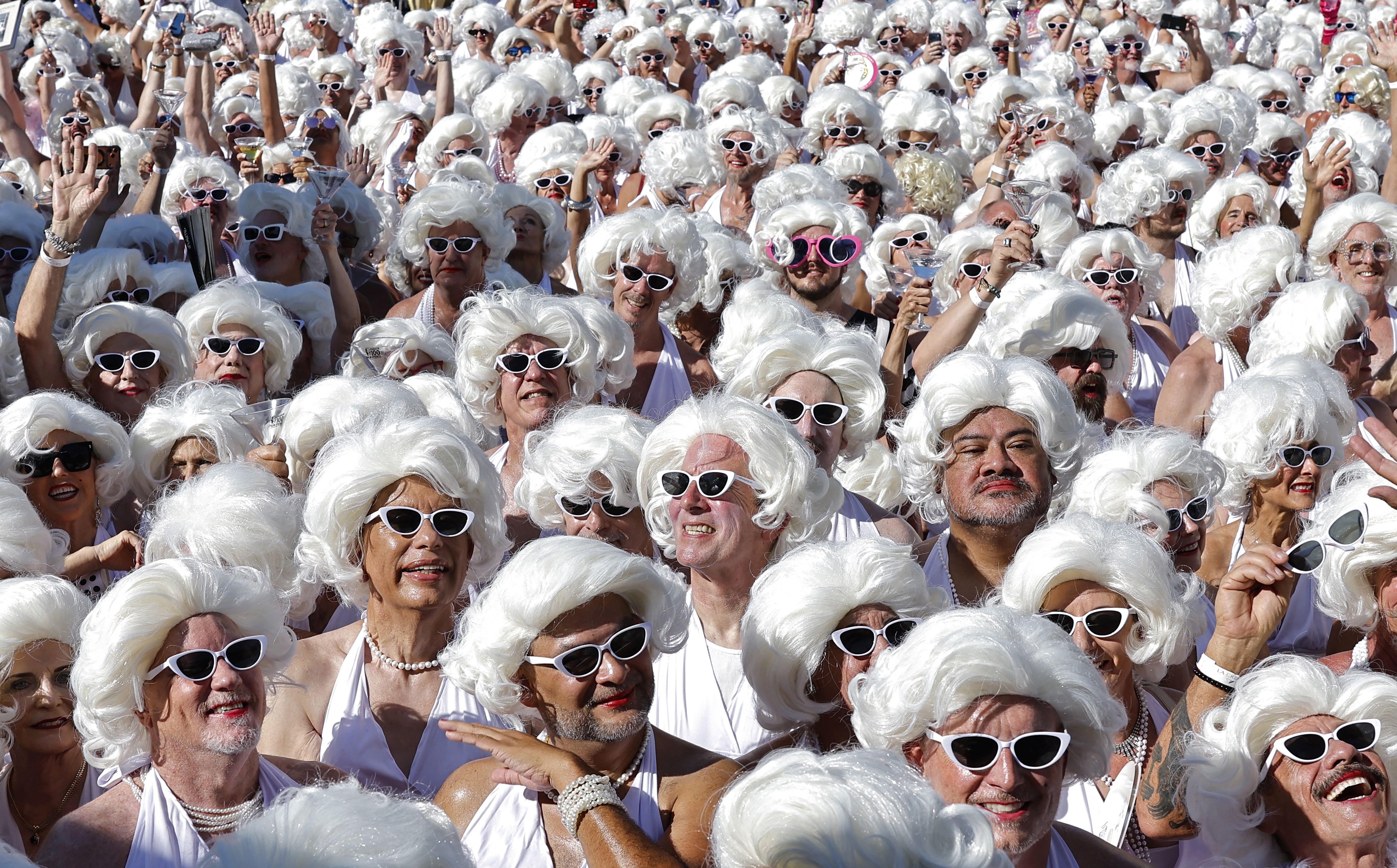 Homenagem pelos 100 anos de Marilyn Monroe reúne mais de mil fãs e bate recorde mundial; imagens