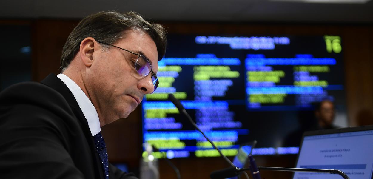 "Nada a ver com o filme", diz Flávio Bolsonaro após operação contra produtora de Dark Horse
